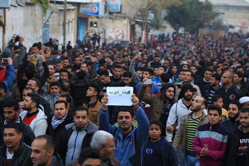 مظاهرة ضد أزمة الكهرباء في مخيم جباليا للاجئين، قطاع غزة، 12 يناير/كانون الثاني 2017. يحمل أحد المتظاهرين لافتة تقول "بدنا [كهرباء]". في ذلك اليوم، اعتقلت قوات الأمن التابعة لـ "حماس" أعدادا كبيرة من المشاركين في المظاهرات في جباليا.