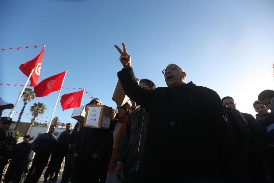 متظاهرون أمام ساحة الحكومة يوم ١٢ مارس/آذار ٢٠١٩ في تونس العاصمة، تونس. 