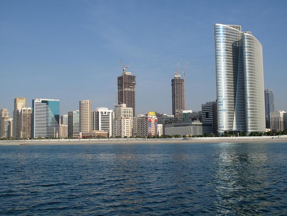 Une rangée de gratte-ciels situés sur la Corniche, principale avenue d’Abou Dhabi, capitale des Émirats arabes unis, au bord du Golfe persique.