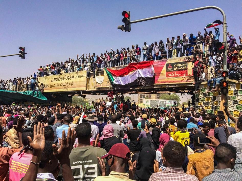 Rassemblement massif de manifestants réclamant la démission du président soudanais, Omar el-Béchir, devant le siège de l'armée à Khartoum, le 9 avril 2019. Deux jours plus tard, le 11 avril, el-Béchir a été destitué par l'armée.