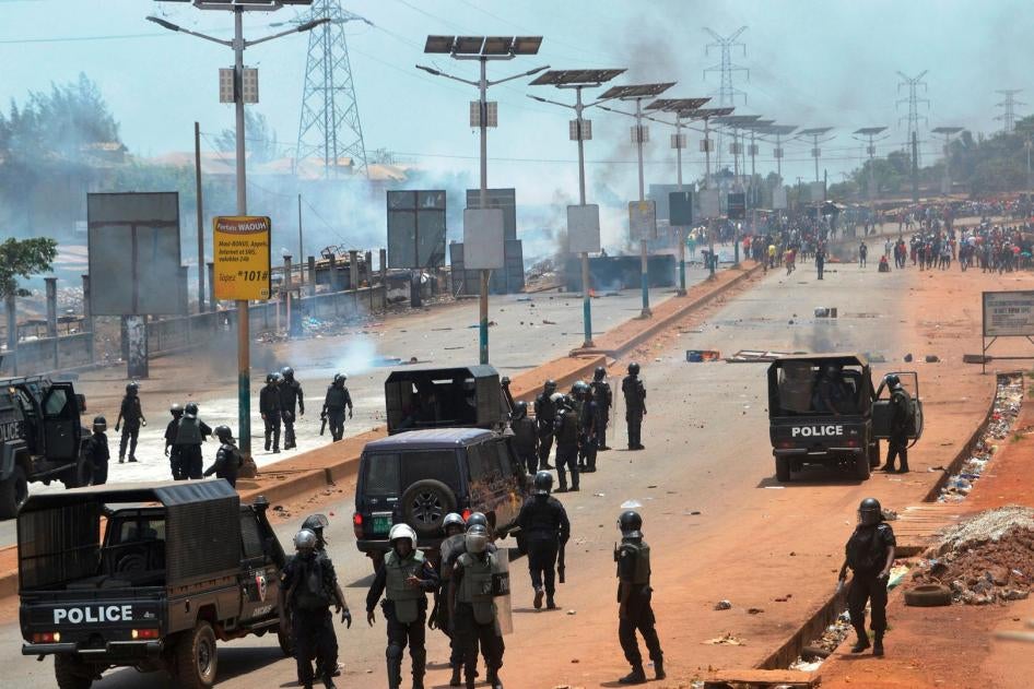Heurts entre des protestataires et des policiers anti-émeute en Guinée le 22 mars 2018. © 2018 CELLOU BINANI/AFP/Getty Images.