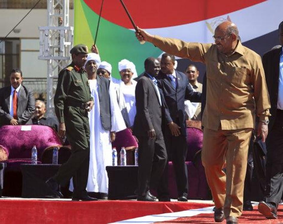 Omar el-Béchir salue ses partisans lors d’un rassemblement à Khartoum, au Soudan, le 9 janvier 2019. Il a été évincé du pouvoir le 11 avril.