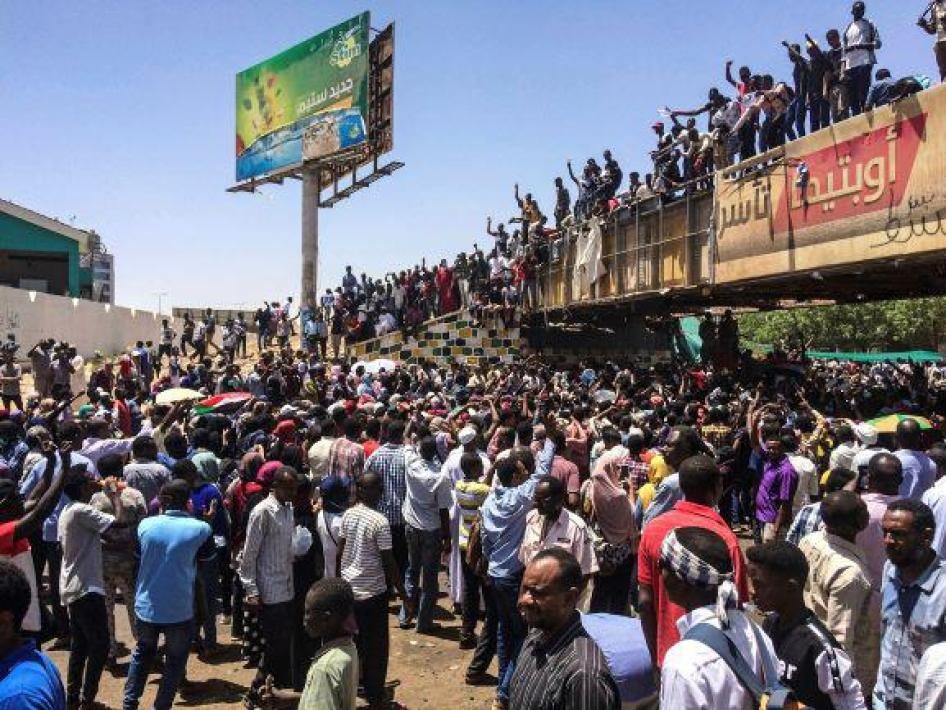 Rassemblement de manifestants réclamant la démission du président soudanais, Omar el-Béchir, devant le siège de l'armée à Khartoum, le 8 avril 2019.