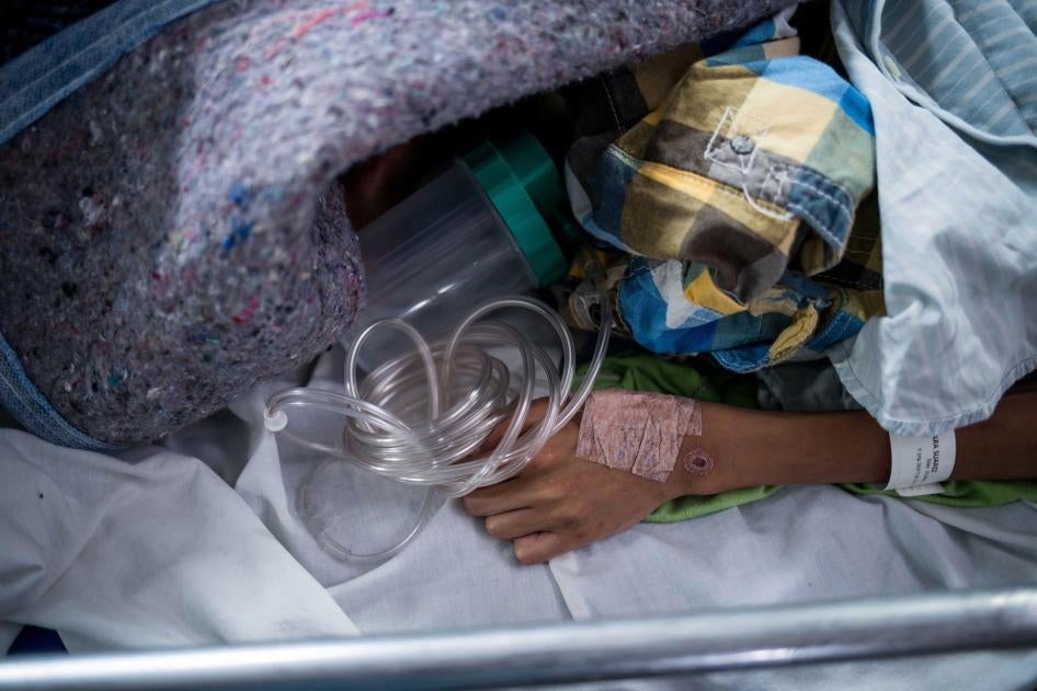 Un homme vénézuélien souffrant de malnutrition et alimenté par le bais d’une sonde gastrique, allongé sur un lit d’hôpital à Cúcuta, dans l’est de la Colombie près de la frontière avec le Venezuela. Photo prise le 26 juillet 2018.