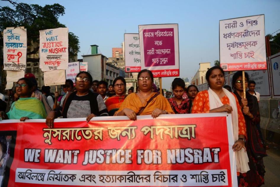 Manifestation de femmes bangladaises demandant la justice pour Nusrat Jahan Rafi, une jeune femme brutalement assassinée après avoir signalé une tentative de viol, à Dhaka, le 12 avril 2019.