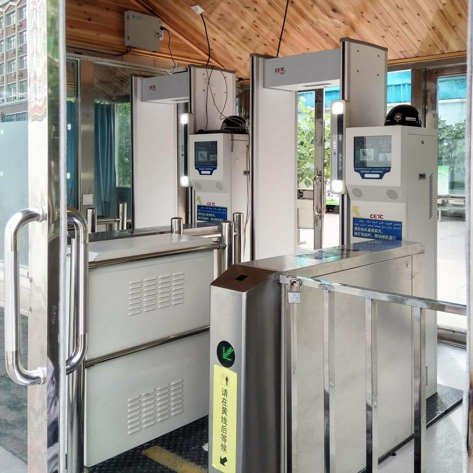 CETC’s “three-dimensional portrait and integrated data doors” – special machines that are used in some of Xinjiang’s checkpoints to vacuum up people’s identifying information from their electronic devices. This is placed at the entrance to the Aq Mosque, 