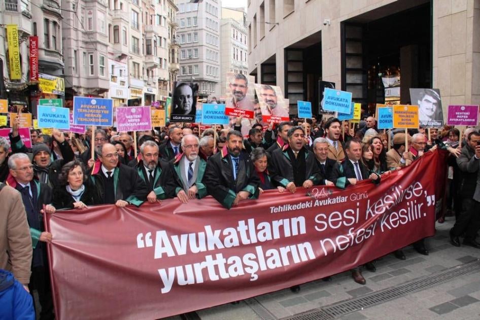 Anwälte demonstrieren in Istanbul am 24. Januar 2019, dem Internationalen Tag für bedrohte Anwälte. Auf ihrem Banner steht: Wenn Anwälte zum Schweigen gebracht werden, wird Bürgern die Luft zum Atmen genommen.