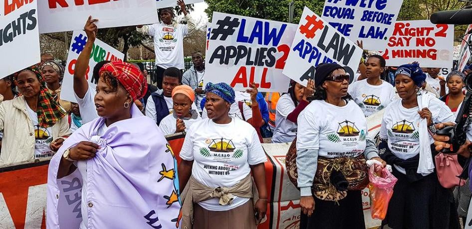 Manifestation d’activistes représentant des communautés affectées par des activités minières, devant la Haute Cour de Pietermaritzburg dans la province de KwaZulu-Natal, en Afrique du Sud, le 24 août 2018.