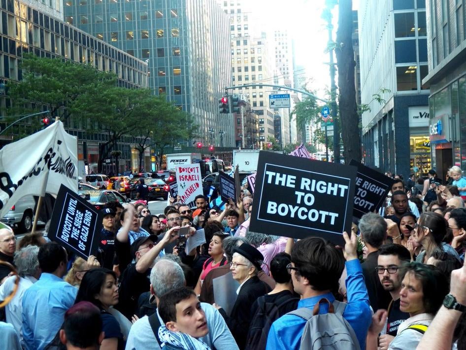  מפגינים מוחים על חוק המונע ממדינת ניו יורק להשקיע בחברות התומכות בחרם על ישראל, ליד משרדו של מושל המדינה, אנדרו קואומו, ניו-יורק, 9 ביוני 2016. 