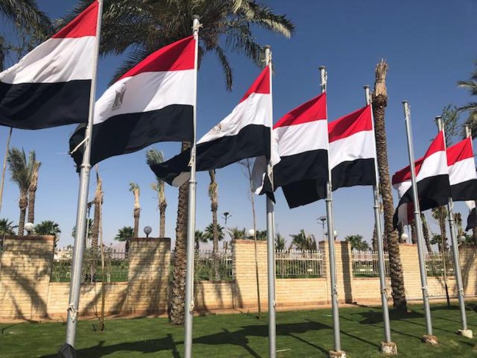 Des drapeaux égyptiens flottent à Charm El Cheikh, site de la 64ème session ordinaire de la Commission africaine des droits de l'homme et des peuples (CADHP), tenue du 24 avril au 14 mai 2019.
