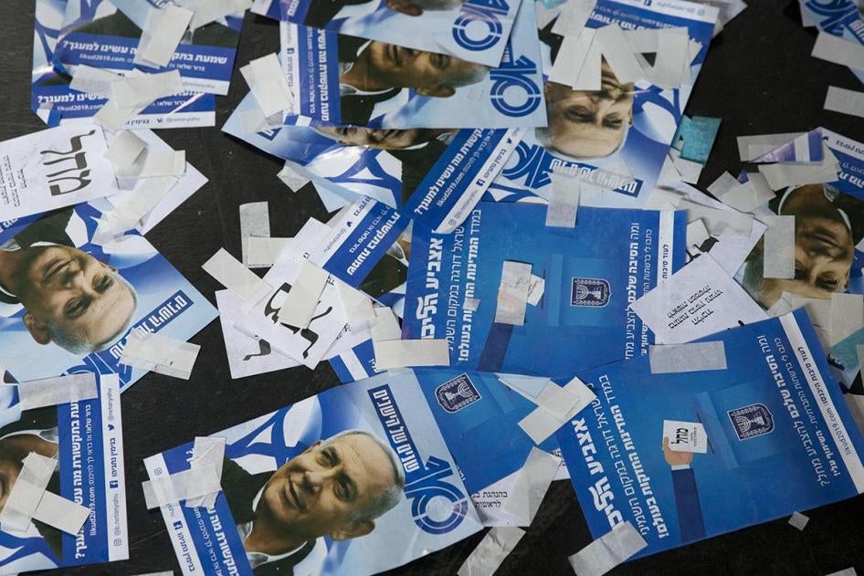 بطاقات اقتراع لحزب الليكود وملصقات الحملة الانتخابية لرئيس الوزراء الإسرائيلي بنيامين نتنياهو مرمية على الأرض بعض إقفال صناديق الاقتراع في الانتخابات العامة الإسرائيلية في تل أبيب، إسرائيل، الأربعاء في 10 أبريل/نيسان 2019