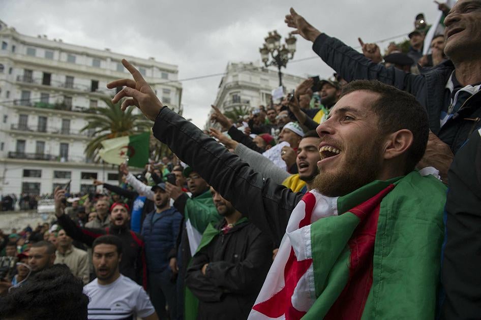 Des Algériens participent à une manifestation antigouvernementale le 5 avril 2019 à Alger, trois jours après la démission du président Abdelaziz Bouteflika.