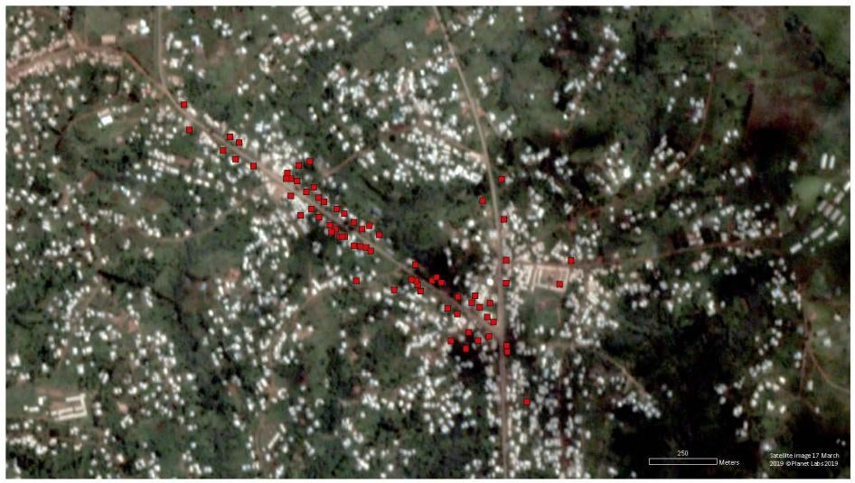 Image satellite montrant plus de 70 bâtiments touchés par des incendies à Mankon, Cameroun, entre le 13 et le 17 mai 2019. Les dommages signalés sont peut-être sous-estimés, en raison de la faible résolution de l’image.