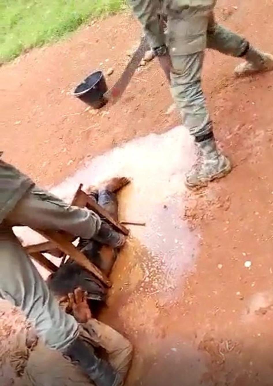 Image tirée d’une vidéo montrant un séparatiste armé présumé se faire torturer par des gendarmes dans la région du Sud-Ouest du Cameroun lors de son arrestation en mai 2018.