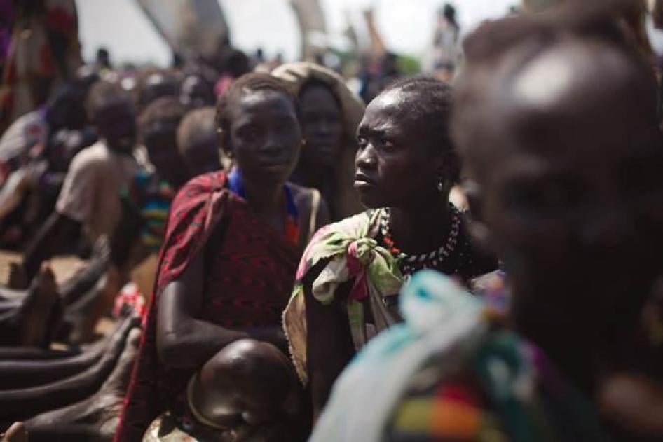 Des femmes de la tribu Murle photographiées en 2013 par Camille Lepage dans un centre de distribution d'aide alimentaire d'urgence à Pibor, au Soudan du Sud. De telles photos ont apporté un éclairage sur l'impact de conflits sur les populations civiles.
