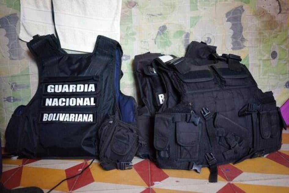 Chalecos antibalas que pertenecen a miembros de la Guardia Nacional Bolivariana de Venezuela que desertaron, dentro de un refugio —administrado por un cura — donde se encuentran los funcionarios. Cúcuta, Colombia, lunes 25 de febrero de 2019.