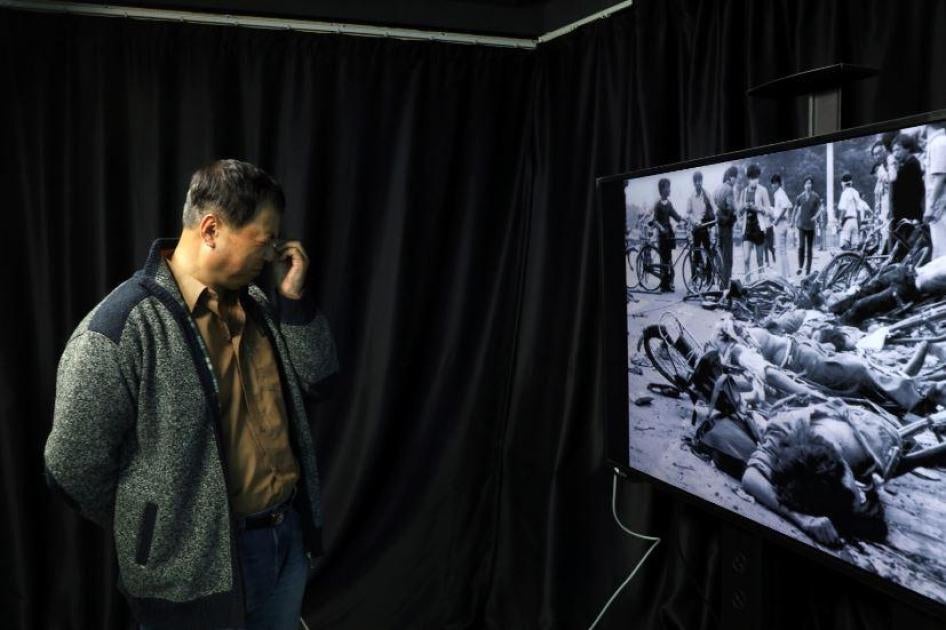董盛坤接受专访，回忆亲眼目睹照片中八九民运学生被坦克辗毙的情景，激动落泪，北京，2019年4月28日。