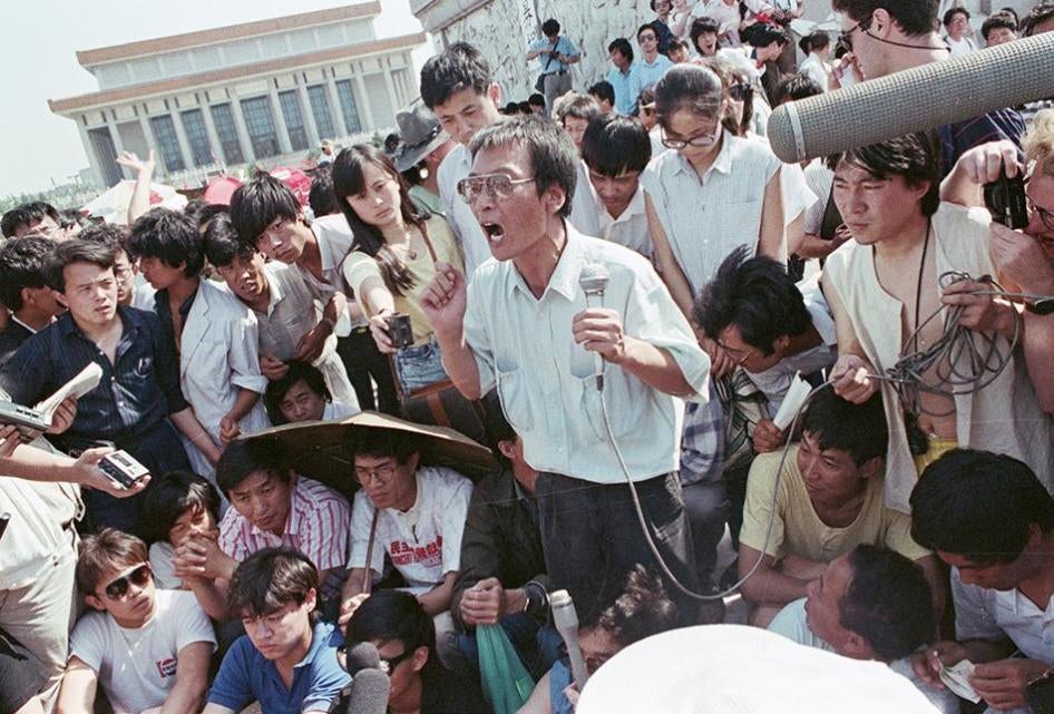 Liu Xiaobo berpidato di hadapan massa yang memadati Lapangan Tiananmen di Beijing, 1 Mei 1989.