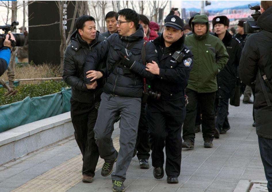 一名外国记者在北京市第一中级人民法院采访新公民运动发起人许志永出庭聆判，遭中国警察暴力压制，2014年1月26日。