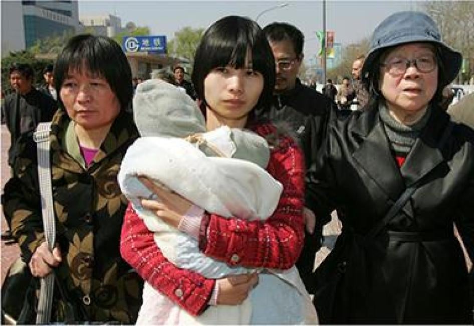 北京维权人士胡佳被判刑三年半，其妻曾金燕抱着孩子步出法院，2008年4月3日。