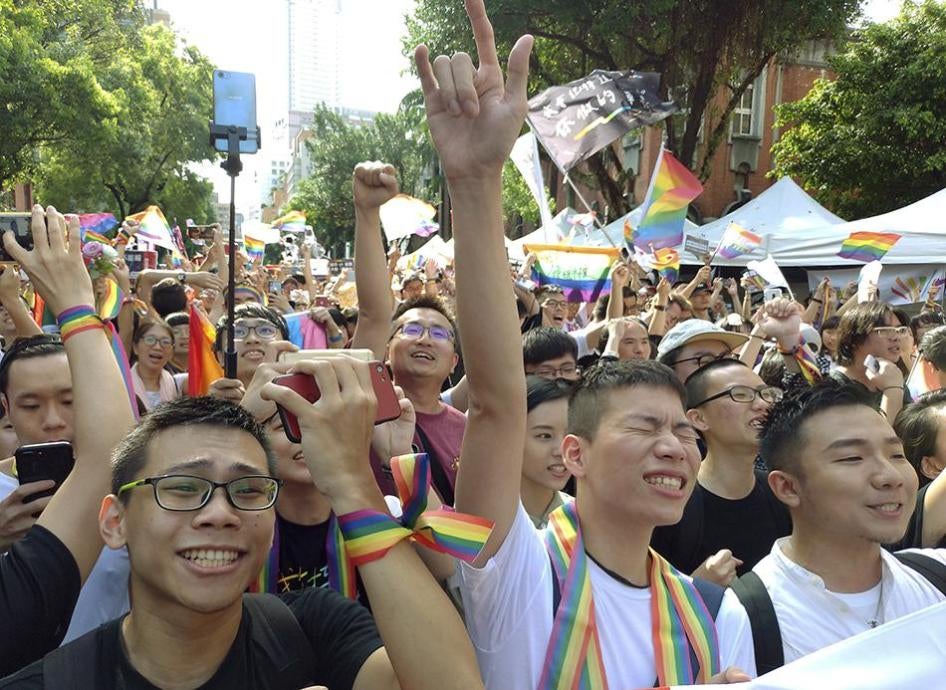 同性婚姻支持者在立法院外庆祝同性婚姻法通过，台湾台北，2019年5月17日星期五。