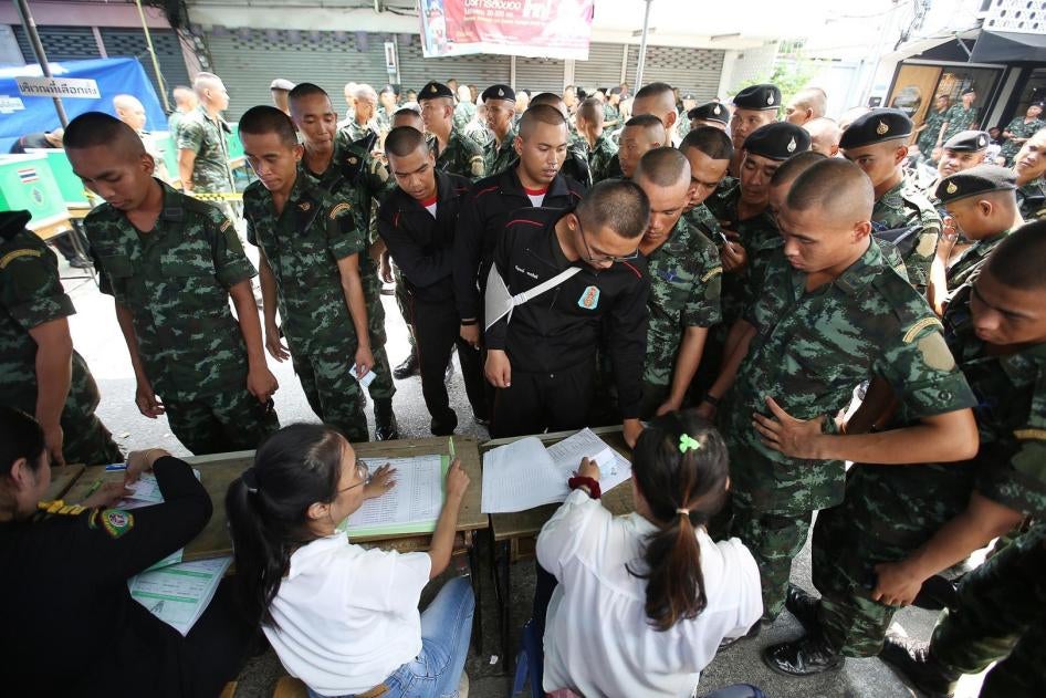 ทหารเข้าแถวเพื่อลงคะแนนเสียงระหว่างการเลือกตั้งทั่วไปที่หน่วยเลือกตั้งแห่งหนึ่งที่กรุงเทพฯ ประเทศไทย ในวันอาทิตย์ที่ 24 มีนาคม 2562 เกือบห้าปีหลังรัฐประหาร ประเทศไทยได้มีการออกเสียงเลือกตั้งเมื่อวันอาทิตย์ หลังมีการเลื่อนมาเป็นเวลานาน โดยเป็นการแข่งขันกัน