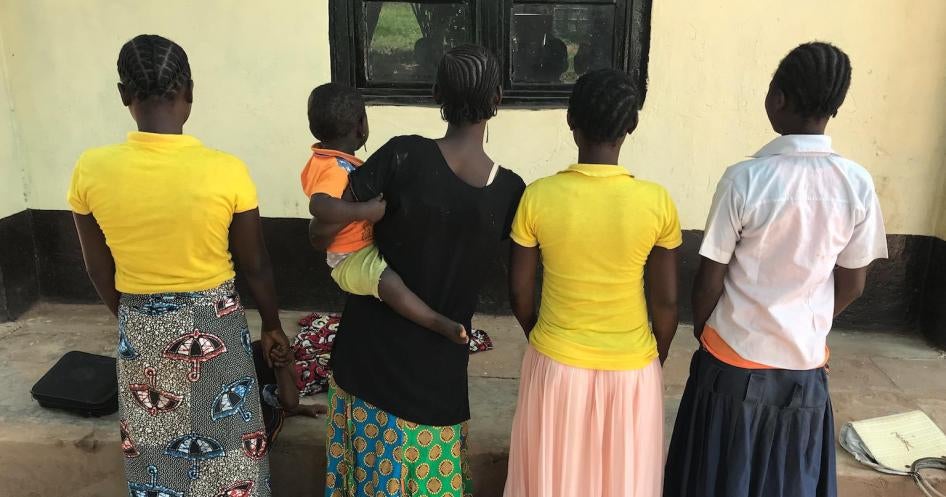 Quatre adolescentes congolaises ayant survécu à une attaque menée en décembre 2016 contre leur école dans le territoire de Kazumba, dans la province du Kasaï-Occidental en RD Congo. Cette photo a été prise presque deux ans plus tard, en octobre 2018.