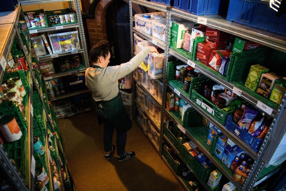 Un voluntario de un banco de alimentos de Trussell Trust prepara paquetes de alimentos de sus almacenes de alimentos que fueron donados, artículos de tocador y otros artículos. Londres, Reino Unido.