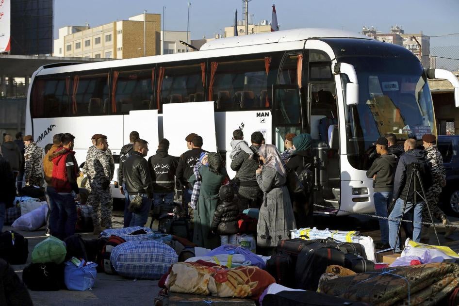 Dans la municipalité libanaise de Bourj Hammoud, au nord de Beyrouth, des réfugiés syriens attendaient avant de monter à bord d’un bus devant les ramener en Syrie, le 24 janvier 2019. 