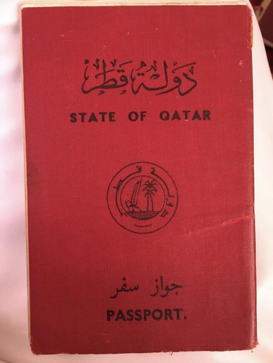 جواز سفر قطري منتهي الصلاحية عرضه رجل عديم الجنسية على باحثي هيومن رايتس ووتش. قال الرجل إنه احتفظ بالجواز منذ سحب جنسيته في 1996. 