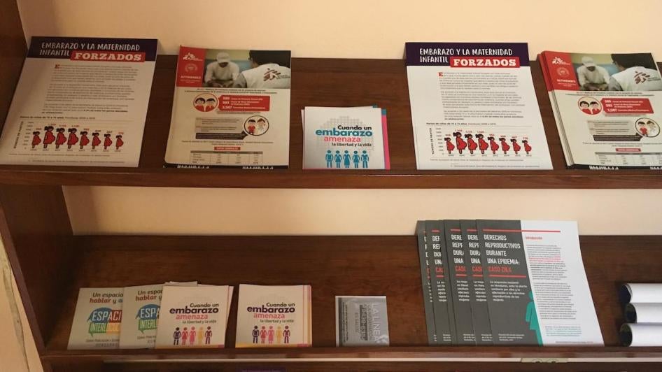 Panfletos e información sobre derechos sexuales y reproductivos en la sede de la organización sin fines de lucro Centro de Derechos de Mujeres (CDM) en Tegucigalpa, Honduras. 