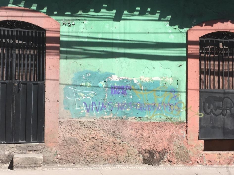 Graffiti promoting legal abortion and women’s rights on a street in central Tegucigalpa, Honduras where public protests and demonstrations often take place. Vivas nos queremos (“We want to live”) is a slogan used in campaigns across Latin America.