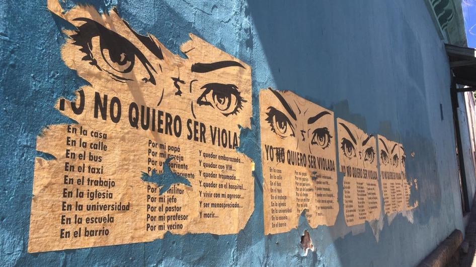 Letreros con el mensaje “Yo no quiero ser violada” en las paredes de Honduras, pegados por activistas, tras varios actos brutales de violencia contra estudiantes universitarias ocurridos en 2018.