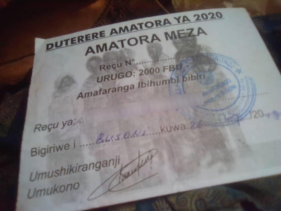 Un reçu pour la contribution de 2 000 francs burundais (1,08 $US) aux élections de 2020 au Burundi. Des membres des Imbonerakure ont collecté des contributions soi-disant volontaires auprès de la population et vérifient régulièrement les reçus. Le non-pai