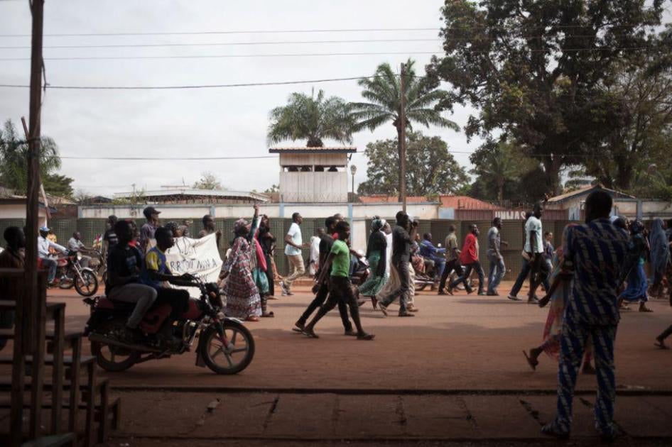 Une photo prise devant le siège de la MINUSCA à Bangui par le photojournaliste Florent Vergnes en octobre 2018. En juin 2019, Vergnes et son confrère Charles Bouessel, également correspondant de l'AFP, ont été violemment agressés par des membres de l'OCRB