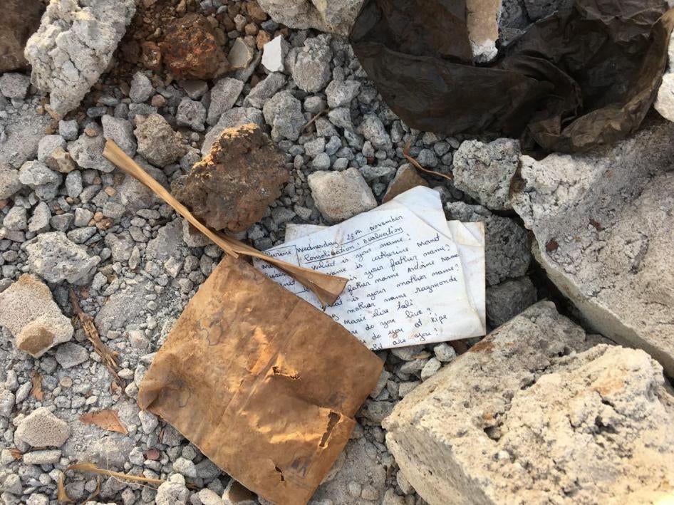 Le devoir d’un écolier, retrouvé parmi les gravats de maisons démolies dans le quartier de Kaporo-Rails à Conakry le 23 mars 2019. 