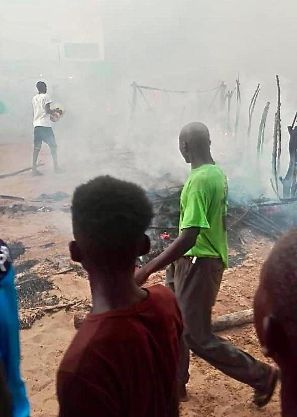 Des voisins tentent d’éteindre un incendie qui s’est déclaré dans un daara à Diourbel, au Sénégal, le 14 juillet 2018. Bien que personne ne semble avoir été blessé, les dégâts matériels ont été considérables. 