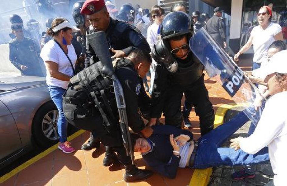 Un manifestante contra el gobierno es arrastrado y detenido por la policía mientras las fuerzas de seguridad dispersan una manifestación llamada "Unidos por la Libertad" en Managua, Nicaragua, el domingo 14 de octubre de 2018.