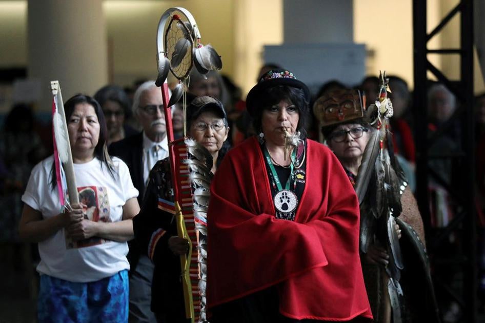 女性列队走进“原住民妇女和女童失踪及遇害全国调查”结案仪式，加拿大魁北克省加蒂诺市，2019年6月3日。