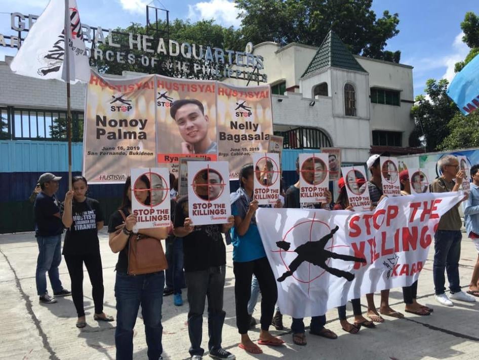 群众在菲律宾武装部队总司令部门外抗议左翼人士诺诺伊・帕尔马、瑞恩・赫比拉和纳里・巴格萨拉近期接连遇害。