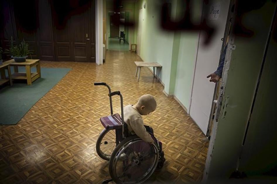 Un jeune garçon dans un fauteuil roulant, dans un orphelinat pour enfants handicapés en Russie. 