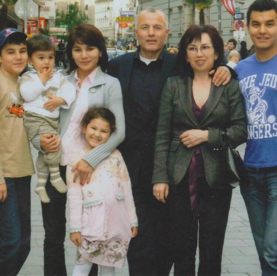 Kadyr Yusupov, ex-chef de la mission de l'Ouzbékistan auprès de l'Organisation pour la sécurité et la coopération en Europe (OSCE), photographié avec des membres de sa famille à Vienne en 2008.