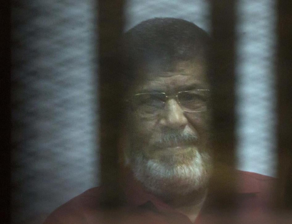 L’ancien président égyptien Mohammed Morsi, photographié lors de son procès derrière les barreaux d’une cage dans la salle d’audience du tribunal provisoirement installé dans les locaux de l'académie de la police nationale, dans la banlieue est du Caire, 
