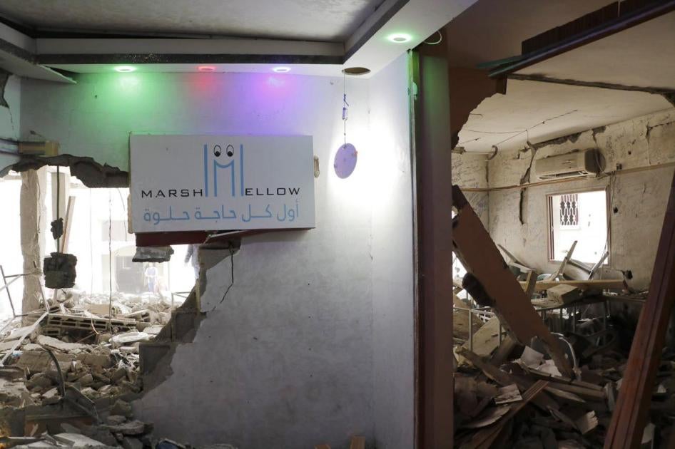 لافتة متجر هدايا حُوِّل مؤخرا إلى مركز للأشخاص ذوي الإعاقة على الطابق الأرضي من مبنى تجاري في جنوب غزة. في 5 مايو/أيار 2019، قتلت الغارات الجوية الإسرائيلية ثلاثة مدنيين في المبنى. © 2019 خالد العزايزة/بتسيلم