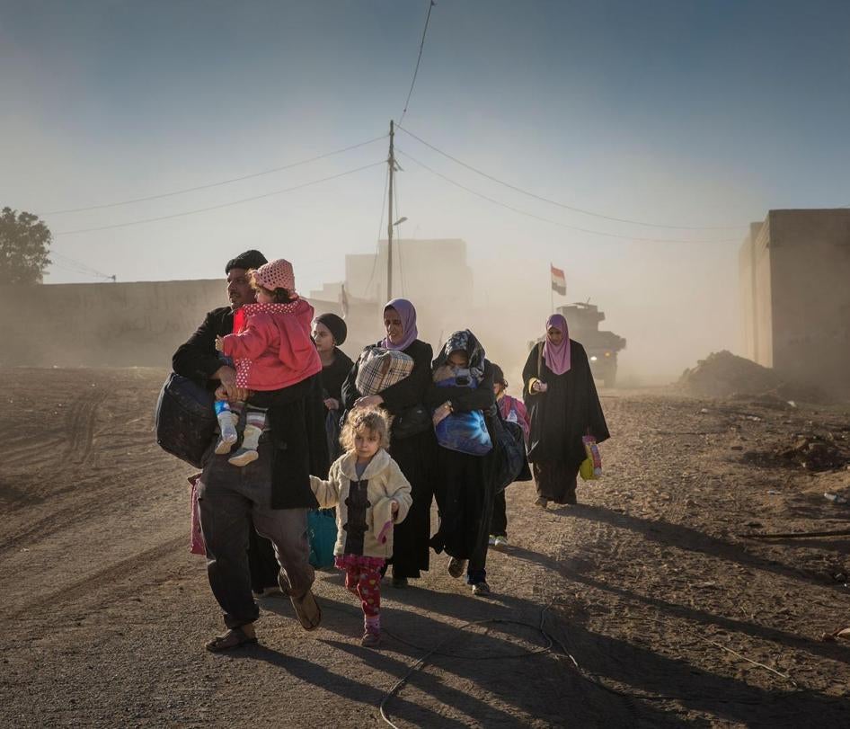  أسر عراقية من مختلف الأحياء في شرق الموصل تفر من منازلها وسط قتال عنيف بين داعش والقوات العراقية في أكتوبر/تشرين الأول 2016. © 2016 أيفور بريكيت/ مفوضية الأمم المتحدة للاجئين / بانوس بيكتشرز