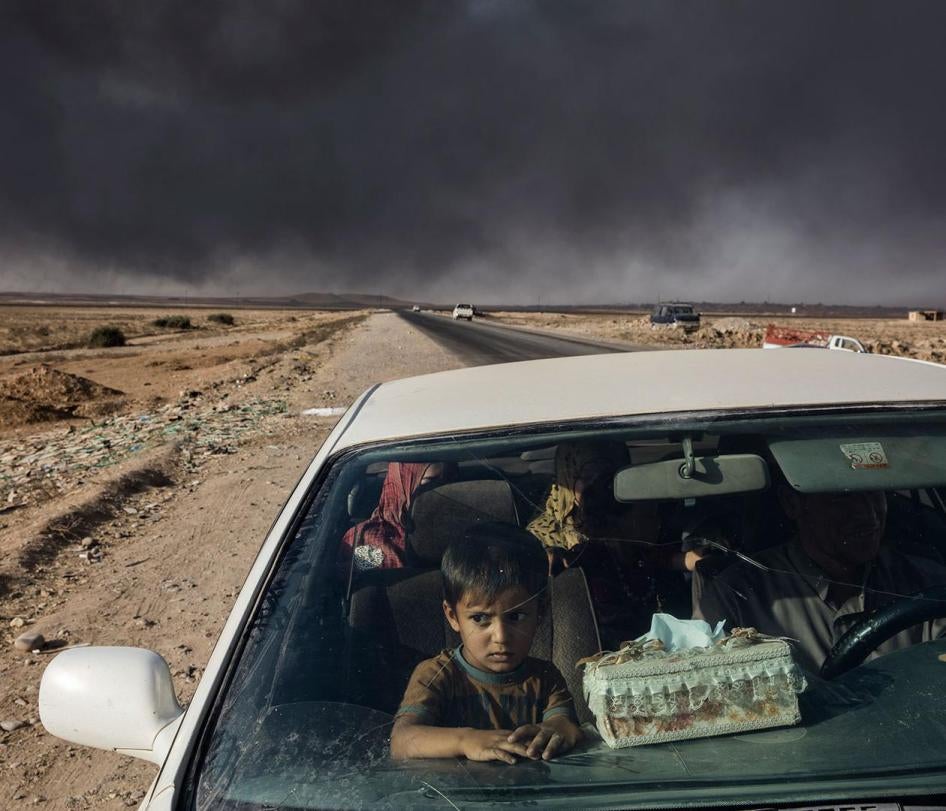 النازحون داخليا عند نقطة تفتيش جنوب الموصل، بعد فرارهم من القتال بين داعش والقوات العراقية في أغسطس/آب 2016. © 2016 أيفور بريكيت/ مفوضية الأمم المتحدة للاجئين/ بانوس بيكتشرز