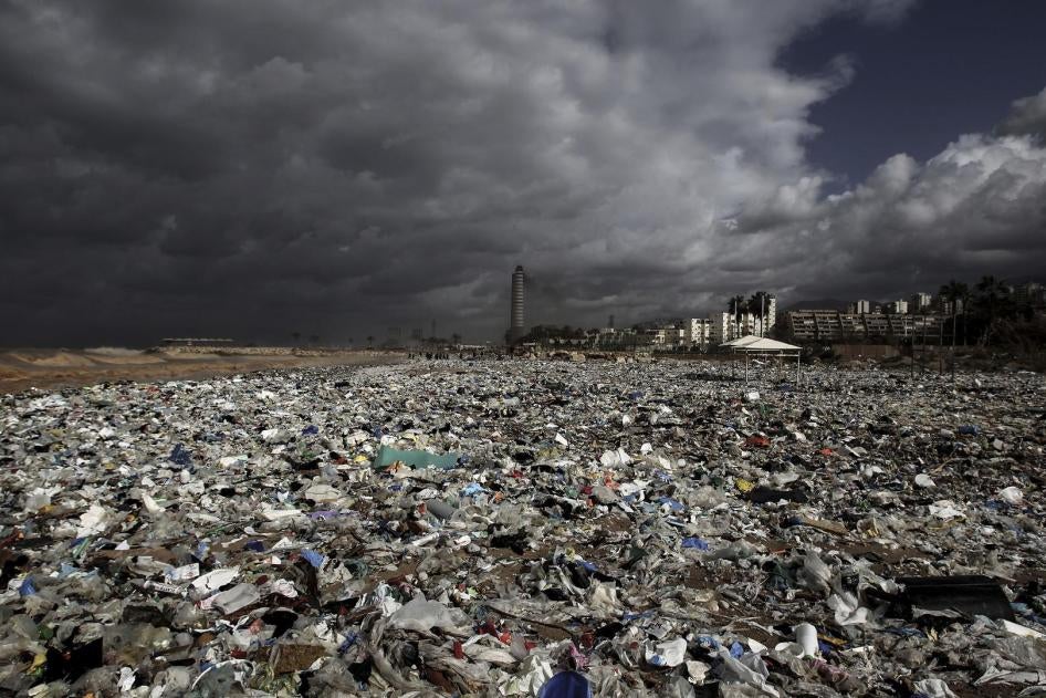 أكوام من النفايات التي جرفتها الرياح القوية والأمواج العاتية إلى شاطئ في كسروان، شمال بيروت، لبنان، في 23 يناير/كانون الثاني 2018.