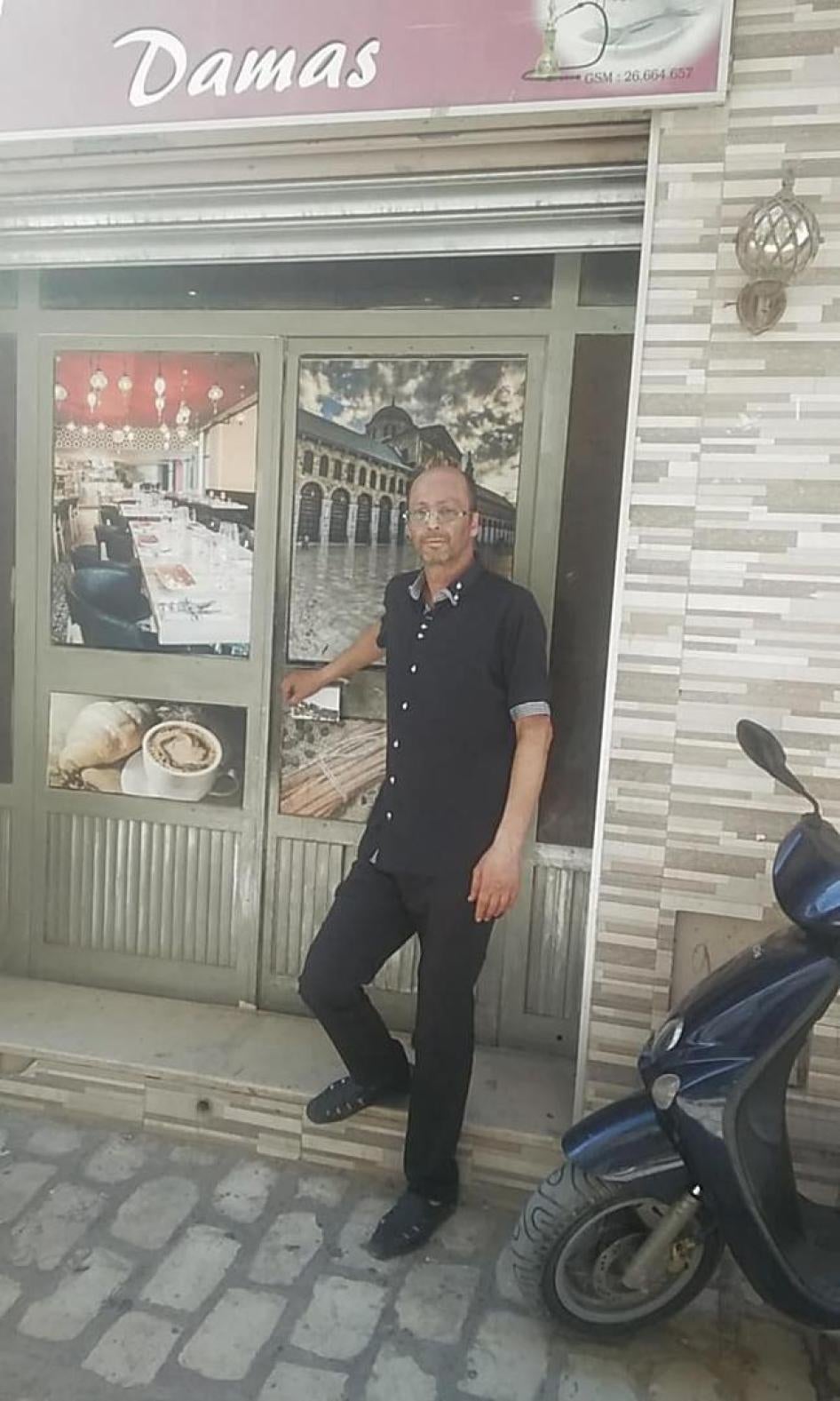 عماد الزغواني خارج مقهاه في القيروان، تونس. © خاص