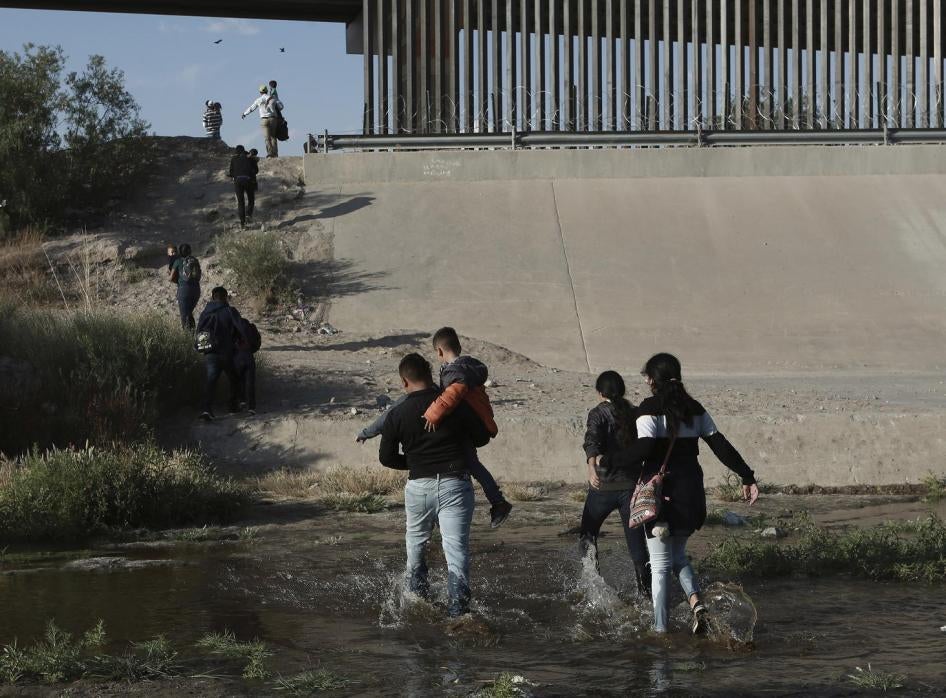 Des familles de migrants en provenance du Mexique traversent le Rio Grande sous le pont Paso del Norte, qui relie Ciudad Juárez à la ville de El Paso, au Texas, le 31 mai 2019, afin de demander l'asile aux autorités américaines. 