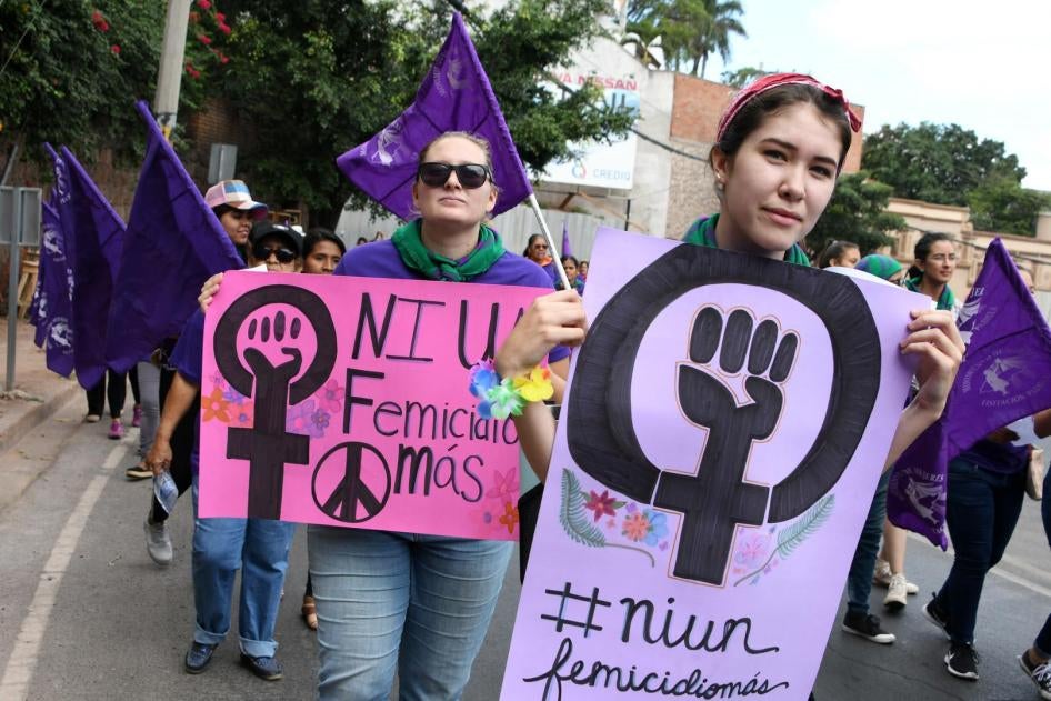 Ces femmes participaient à une marche à Tegucigalpa, la capitale du Honduras, lors de la Journée internationale de la femme, le 8 mars 2019. Certaines portent des foulards verts, symbole du mouvement pour le droit à l'avortement. Leurs pancartes dénonçaient les féminicides et autres violences à l'égard des femmes. 